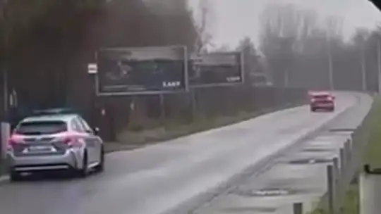 Nagranie wyciekło do sieci! Policyjny pościg za 19-latkiem z narkotykami pod Krakowem Nagranie wyciekło do sieci! Policyjny pościg za 19-latkiem z narkotykami pod Krakowem
