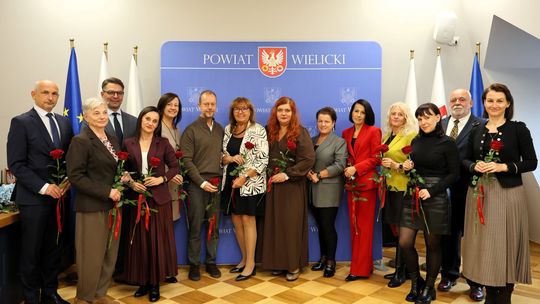 Nagrody Starosty Wielickiego dla dyrektorów i nauczycieli. Doceniono ich pracę i osiągnięcia