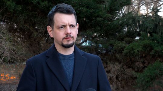 Napięcia geopolityczne podbijają emocje na rynku ropy, ale nie zakłócają dostaw. Przewidywana w 2026 r. nadpodaż ma utrzymywać niskie notowania