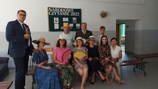 Narodowe Czytanie 2023 r. w Szkole Podstawowej w Szarowie.