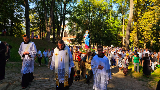 Nawet 120 tys. pielgrzymów w Kalwarii Zebrzydowskiej. Wielki odpust, procesje i poważne utrudnienia na drogach