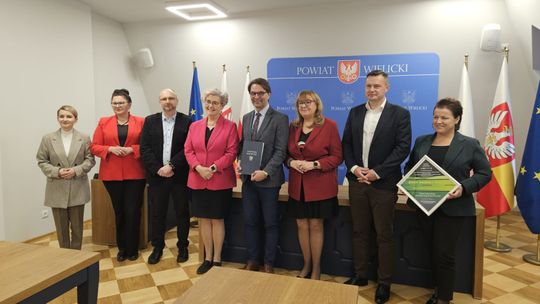 Niemal 3,7 mln zł z Rządowego Funduszu Rozwoju Dróg dla powiatów wielickiego i brzeskiego oraz gminy Gdów Niemal 3,7 mln zł z Rządowego Funduszu Rozwoju Dróg dla powiatów wielickiego i brzeskiego oraz gminy Gdów