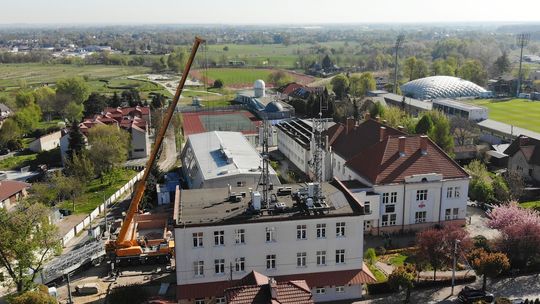 Niepołomice: Trwa rozbudowa Szkoły Podstawowej nr 1. Inwestycja za ponad 8 mln zł nabiera tempa