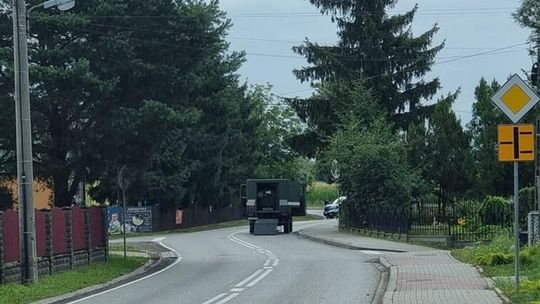 Niewybuch w Grabiu. Droga powiatowa była zamknięta przez całą noc