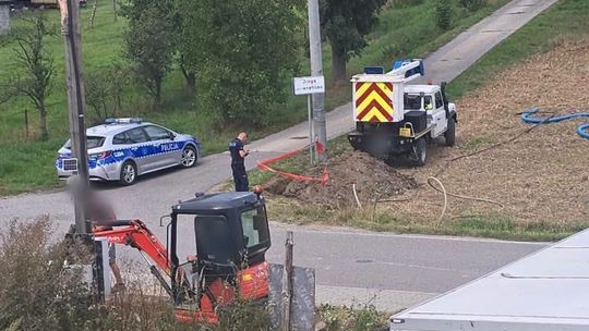 Niewybuch znaleziony podczas prac ziemnych w Szczygłowie. Pocisk leżał tuż przy drodze