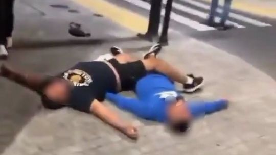 Nocna awantura na Rynku w Bochni! Jeden cios i mężczyzna runął na chodnik. Policja szuka świadków
