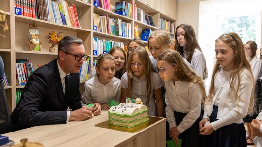 Nowa odsłona biblioteki szkolnej w Raciborsku. Uroczyste otwarcie z udziałem burmistrza Wieliczki