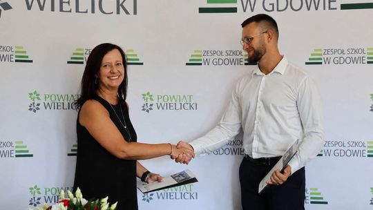 Nowe boisko, bieżnia i skocznia w Gdowie. Powiat Wielicki podpisał umowę na inwestycję za blisko 1,7 mln zł