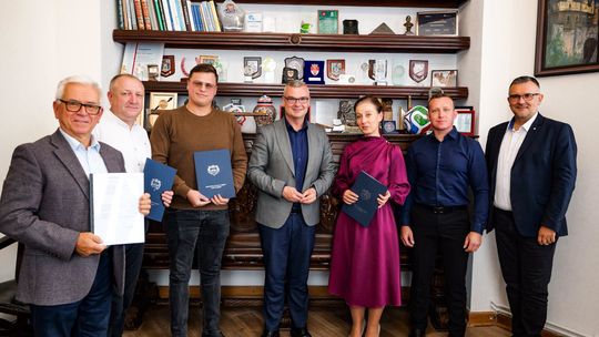 Nowe boisko sportowe w Woli Batorskiej! Ponad 626 tys. zł na inwestycję. Burmistrz podpisał umowę