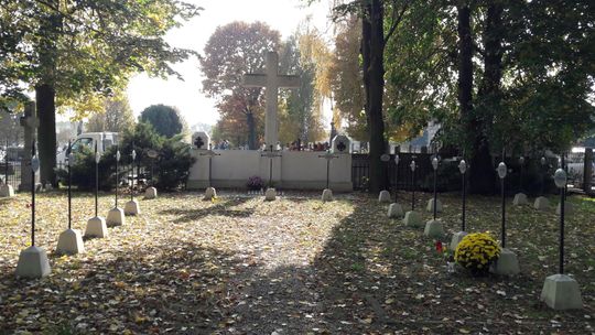 Nowe tabliczki nagrobne na cmentarzu wojskowym nr 327 w Niepołomicach