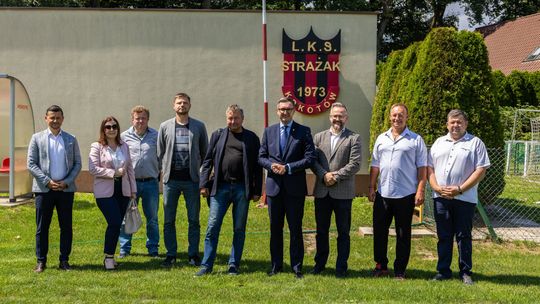 Nowoczesne oświetlenie na boisku LKS Strażak Kokotów. Podpisano umowę na realizację inwestycji