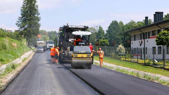 Nowy asfalt na drodze Byszyce–Gorzków. Przebudowa wchodzi w kolejny etap