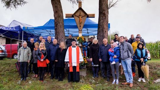 Odnowiony krzyż przydrożny w Byszycach