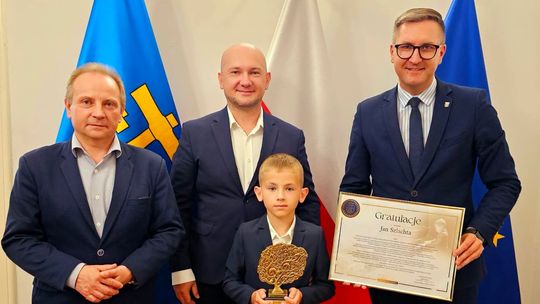 Ośmioletni pianista z Wieliczki zachwyca talentem. Jaś Szlachta spotkał się z burmistrzem