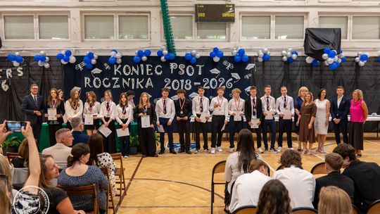 Ósmoklasiści ze Szkoły Podstawowej nr 2 w Wieliczce pożegnali mury szkoły