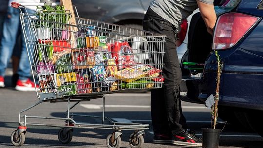 Panika z cukrem może się powtórzyć. Co drugi Polak boi się, że wkrótce w sklepach zabraknie towarów