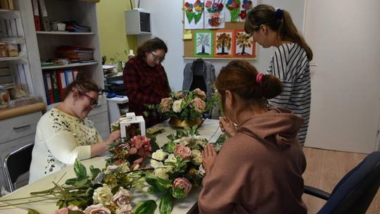 Piękne wiązanki na groby bliskich można zakupić w budynku Fundacji Osób Niepełnosprawnych w Podolanach