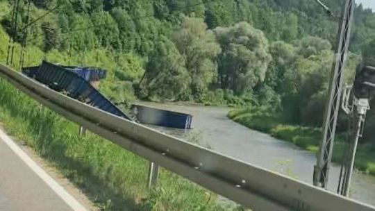 Pociąg towarowy wykoleił się i wpadł do Popradu. Linia do Krynicy-Zdroju zablokowana