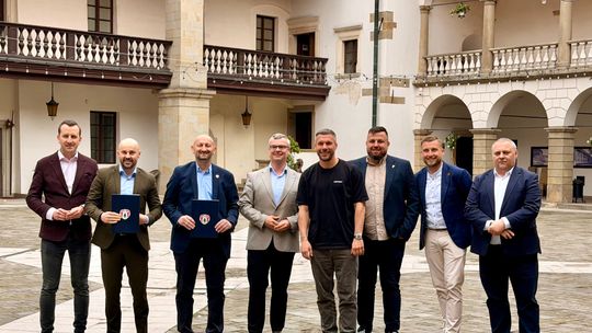 Podolski pojawił się w Niepołomicach. Puszcza ogłosiła strategiczną współpracę Podolski pojawił się w Niepołomicach. Puszcza ogłosiła strategiczną współpracę