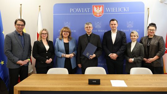 Podpisanie umów na realizację prac przy zabytkach na terenie Powiatu Wielickiego