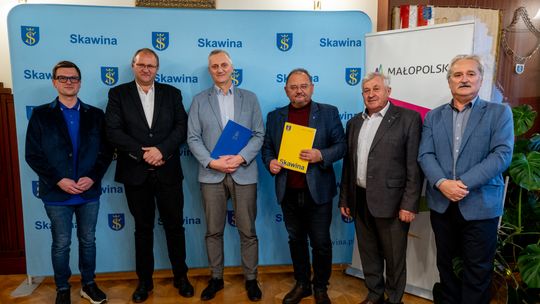 Podpisanie umowy na rozbudowę dróg w Rzozowie i Radziszowie oraz budowę parkingu P&R