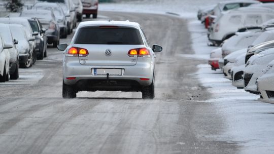 Policja Małopolska. Apelujemy o ostrożność na drogach podczas trudnych zimowych warunków.