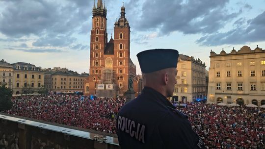 Policja zabezpieczała fetę kibiców Wisły Kraków po awansie do Ekstraklasy. Ranna 11-latka, została trafiona petardą w głowę!