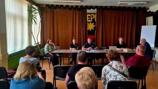 Policjanci i pracownicy sanepidu rozmawiali z seniorami o bezpieczeństwie