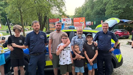 Policjanci na Rodzinnym Pikniku Wielickiej Szkoły Sztuk Walki