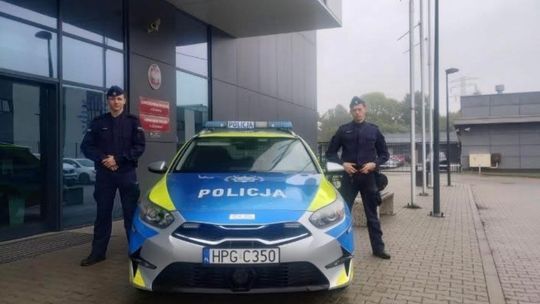 Policjanci uratowali dwóch mężczyzn z płonącego domu pod Krakowem