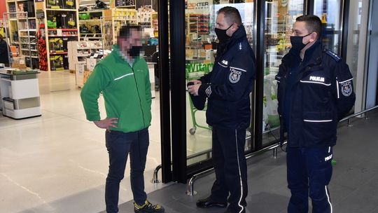 Policjanci z Komendy Powiatowej Policji w Wieliczce kontrolują galerie handlowe