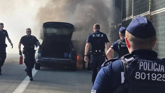 Policjanci z krakowskiego Oddziału Prewencji Policji gasili płonący samochód na trasie S7