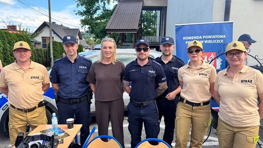 Policjanci z Wieliczki rozmawiali z dziećmi o bezpieczeństwie podczas wakacji