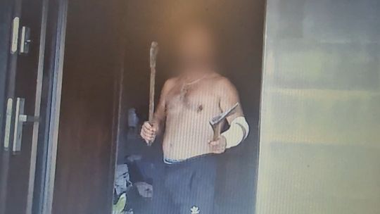 Policjanci zatrzymali agresora, który groził im siekierami