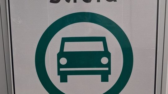 Policjanci zatrzymali dwie osoby odpowiedzialne za kradzieże znaków SCT