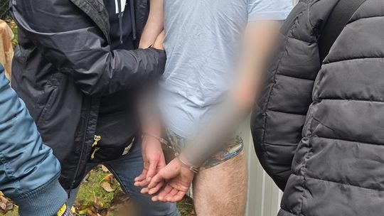 Policjanci zatrzymali poszukiwanego przestępcę. Ukrywał się z żoną i niemowlęciem na ogródkach działkowych