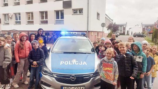 Policjantki wydziału prewencji wielickiej Komendy spotkały się z przedszkolakami oraz uczniami