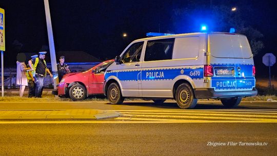 Policyjny pościg pod Tarnowem. Pijany kierowca uderzył w słup oświetleniowy