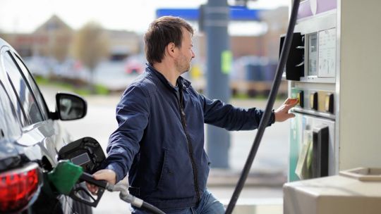 Polska ma jedne z najniższych cen paliw w UE. Pozory mogą jednak mylić