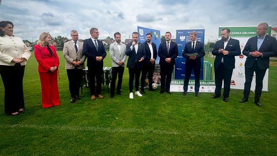 Ponad 3,4 mln zł na budowę pełnowymiarowego boiska piłkarskiego w Staniątkach