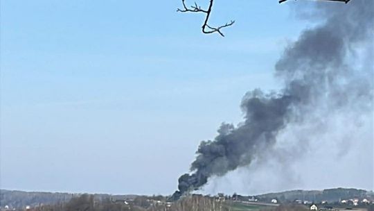 Potężny pożar w Królówce. Czarny dym widoczny z wielu kilometrów