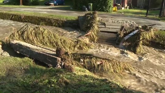 "Potop w Rabce". Woda z wielką siłą zalała drogę i samochody