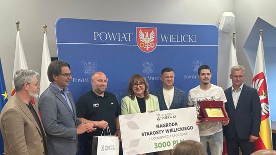 Powiat nagrodził bohaterów awansu! UKS Regis Wieliczka z wyjątkowym wyróżnieniem Powiat nagrodził bohaterów awansu! UKS Regis Wieliczka z wyjątkowym wyróżnieniem