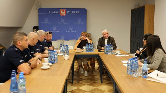 Powiat Wielicki łączy siły z policją. Wspólne działania dla bezpieczeństwa mieszkańców