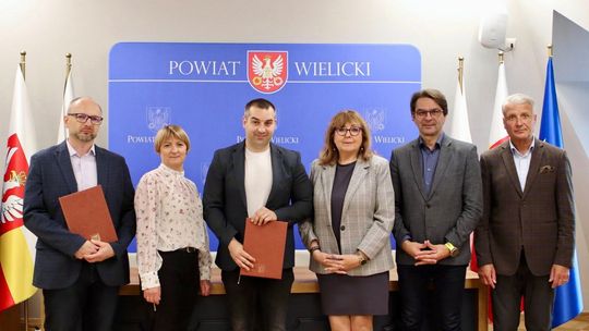Powiat wielicki przygotowuje rozbudowę drogi w Raciborsku. Podpisano umowę na dokumentację