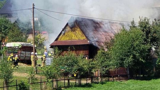 Pożar budynku gospodarczego w Mszanie Dolnej. W środku znajduje się siano, na dachu panele fotowoltaiczne