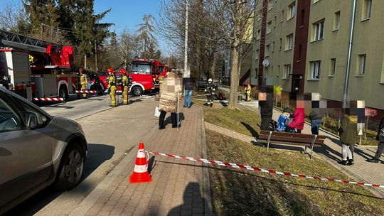 Pożar mieszkania w Wieliczce. Interweniowały liczne zastępy straży pożarnej