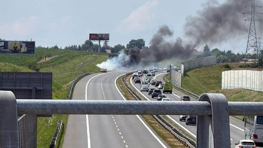 Pożar samochodu na autostradzie A4. Trasa w kierunku Rzeszowa całkowicie zablokowana