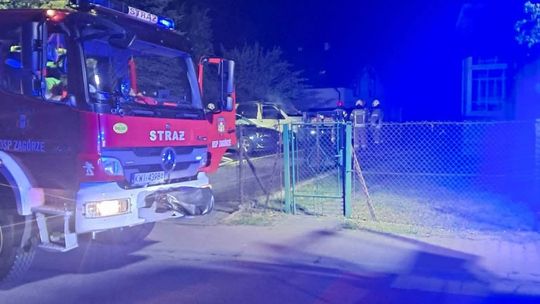 Pożar samochodu w Zagórzu. Auto zapaliło się blisko zabudowań