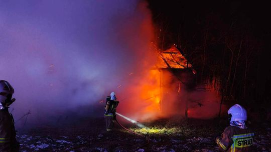Pożar stodoły w powiecie krakowskim. Strażacy z gminy Krzeszowice w nocnej akcji!